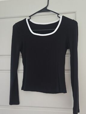 Commense Black Ribbed Long-Sleeve Top with White Square Neck